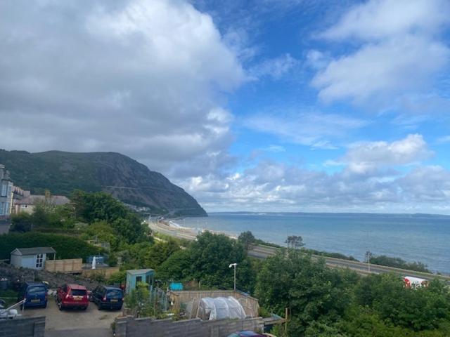 Lovely New 2 Bedroom Condo With Stunning Seaviews Penmaen-mawr Esterno foto