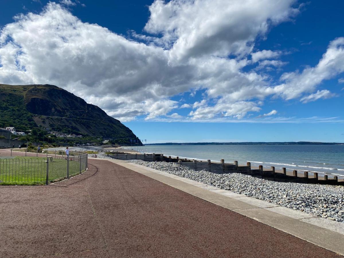 Lovely New 2 Bedroom Condo With Stunning Seaviews Penmaen-mawr Esterno foto