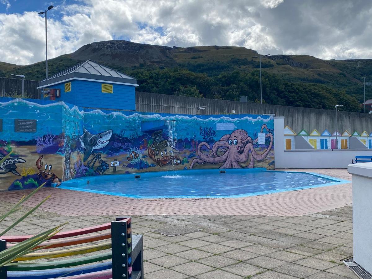 Lovely New 2 Bedroom Condo With Stunning Seaviews Penmaen-mawr Esterno foto