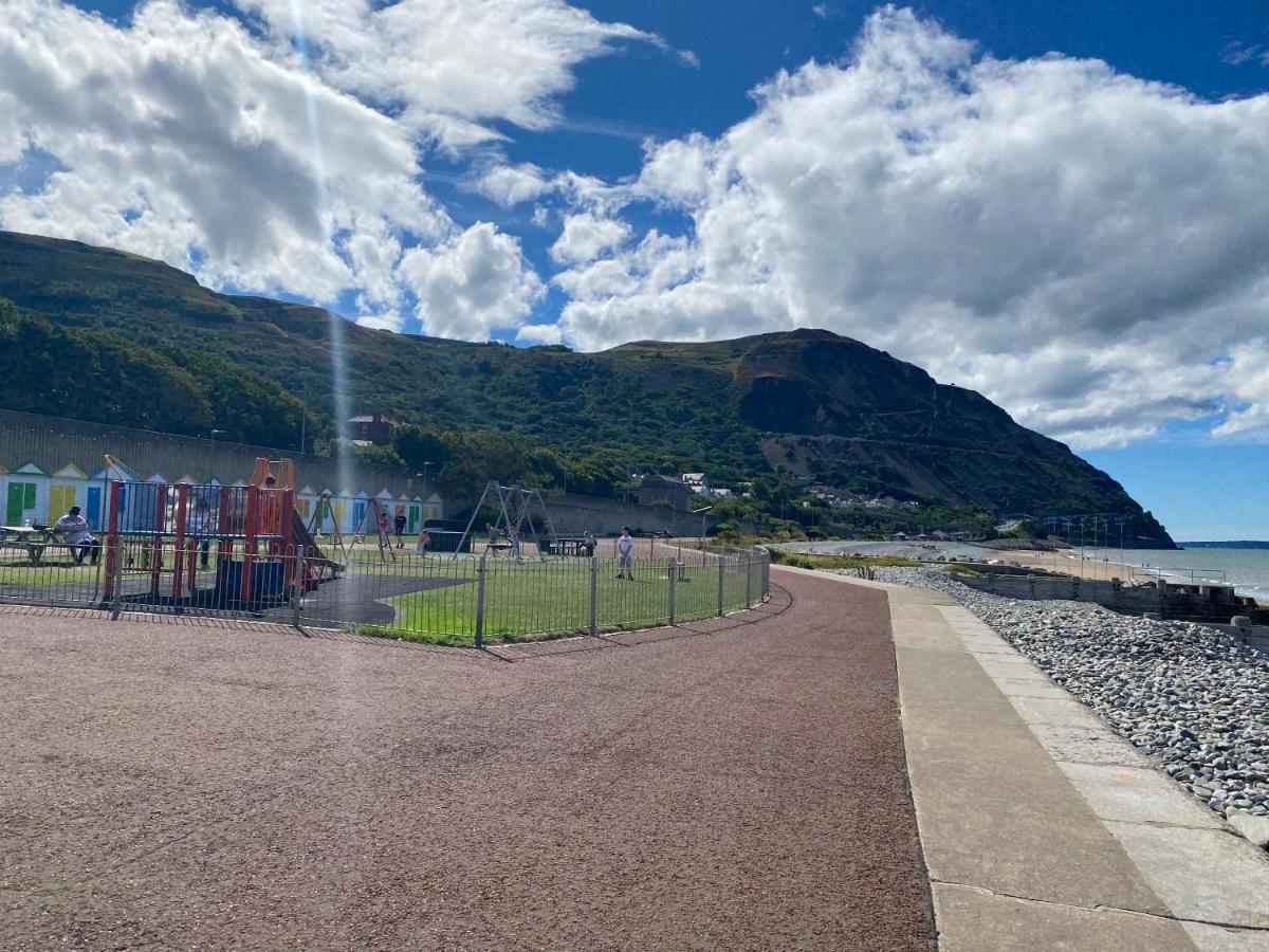 Lovely New 2 Bedroom Condo With Stunning Seaviews Penmaen-mawr Esterno foto